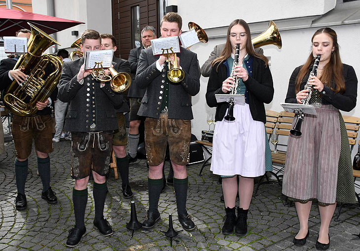 die „Hohenwarter Musibuam“ vor dem Anstich auf dem Viktualienmarkt am 10.04.2024 (©Foto: Ingrid Grossmann)